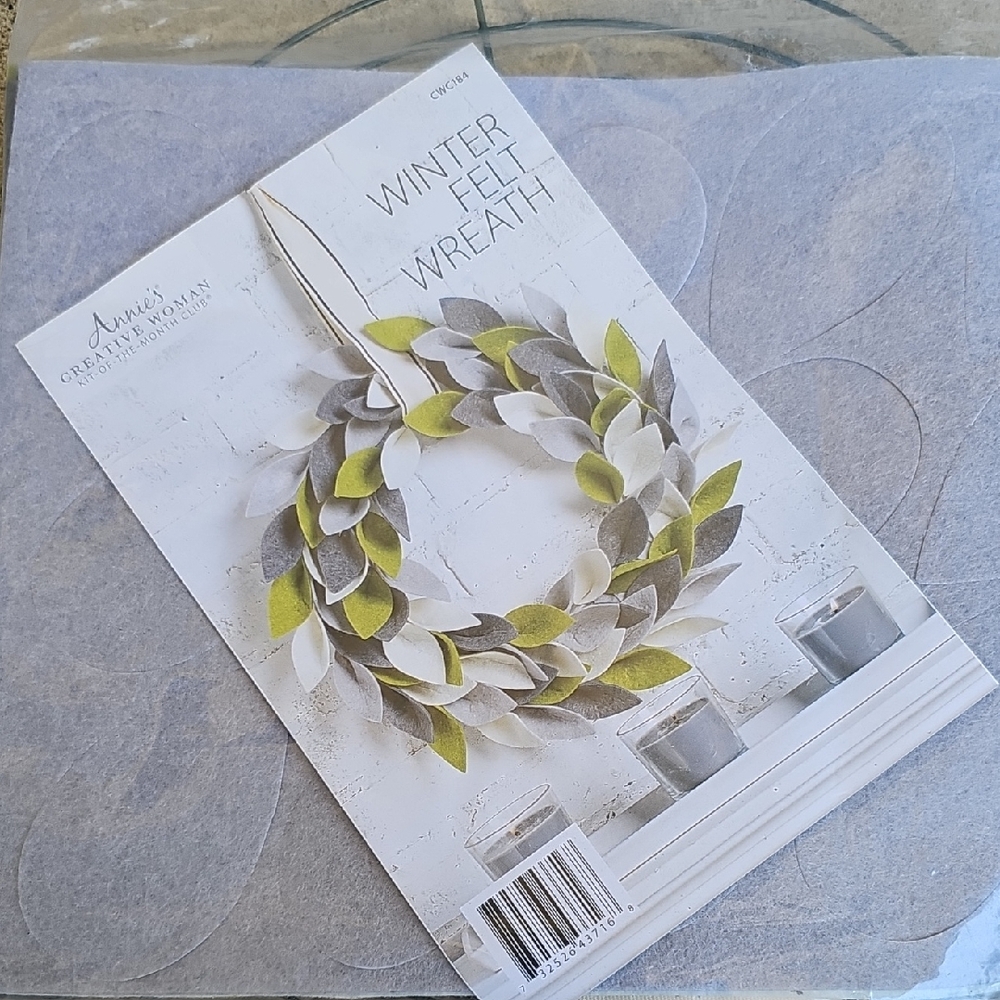 Annie Green and White Wreath Kit
